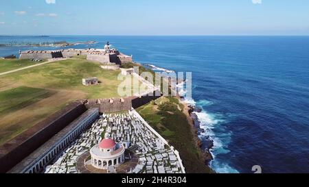 Vue aérienne de Castillo San Felipe del Morro, le fort espagnol à San Juan, Porto Rico, avec le cimetière de Santa María Magdalena de Pazzis à l'avant Banque D'Images