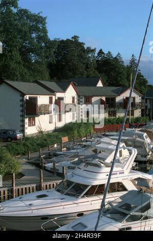 Appartements de vacances au bord du lac avec bateaux à moteur amarrés à Cumbria.Quartier des lacs.Photo vintage Banque D'Images