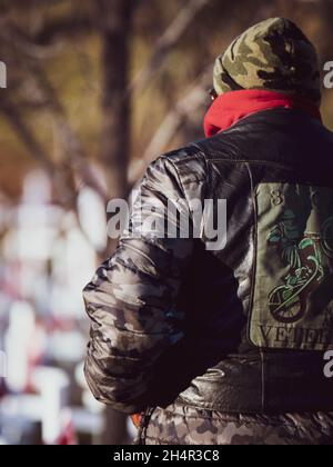 CALGARY, CANADA - 01 novembre 2021 : un ancien combattant militaire veille sur le champ des croix. Banque D'Images