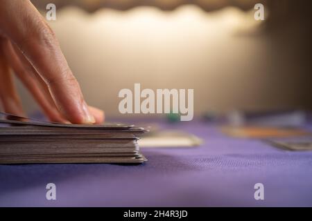 Jouer à un jeu de cartes sur une table Banque D'Images