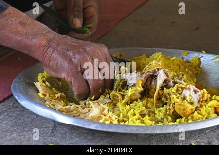 Bédouin aîné - technique de manger à la main Banque D'Images