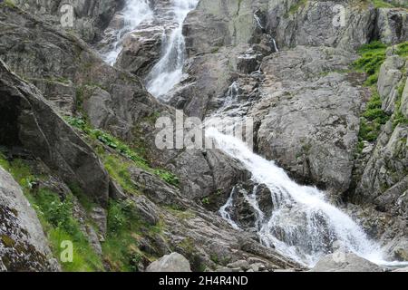 Cascade dans le parc national de Tatra en Pologne.Siklawa, rivière Roztoka. Banque D'Images