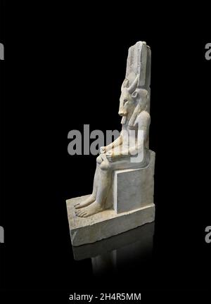 Statue égyptienne de dieu Montou avec une tête de taureaux, 332-30 av. J.-C., Ptolemaic, de Medamoud, Musée du Louvre E12922.Ptolemaic Banque D'Images