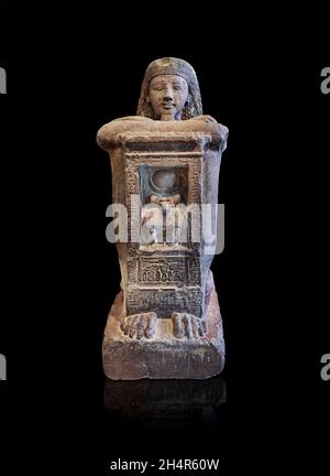 Statue égyptienne de Kha, scribe des rois offrant table, 1279-1213, 19e dynastie, quartzite.Musée du Louvre inv A65.dans la chapelle à la f Banque D'Images