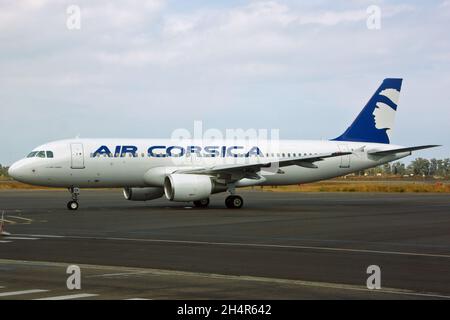 CALVI, FRANCE - 22 août 2012 : Airbus A320 d'Air Corsica sur le tablier à Calvi Banque D'Images