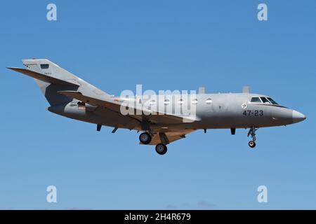 ARRECIFE, ESPAGNE - 13 septembre 2014: L'armée de l'air Dassault Falcon 20 débarque dans le ciel bleu d'Arrecife Banque D'Images