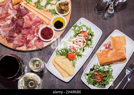 Sheffield, 29 janvier 2018 – assiette de partage de viande froide et de fromage, entrée de mozarella, sandwich au focaccia et sélection de vins rouges et blancs au Veeno Banque D'Images