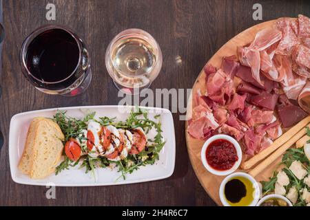 Sheffield, 29 janvier 2018 – assiette de partage de viande froide et de fromage, entrée de mozarella, sandwich au focaccia et sélection de vins rouges et blancs au Veeno Banque D'Images