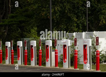 Station de charge de véhicule Tesla uniquement sur l'Interstate 95 dans le Connecticut Banque D'Images