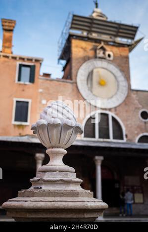 Gros plan d'une fontaine à tête de lion en bronze et d'un sommet en marbre à Venise (Italie), Campo San Giacomo di Rialto Banque D'Images