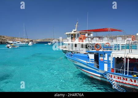 Comino, Malte - 24 août 2020 : bateaux touristiques ancrés au lagon bleu sur l'île de Comino.Malte tourisme. Banque D'Images