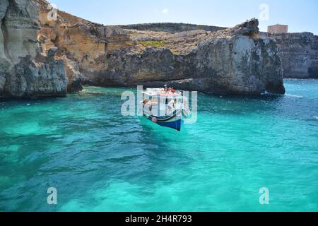 Comino, Malte - 24 août 2020 - bateau touristique à Crystal Lagoon Bay, île de Comino, Malte. Banque D'Images