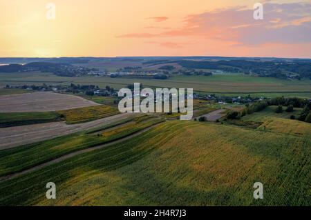 Maisons de campagne dans la campagne.Vue aérienne des toits de champs verts avec maisons rurales.Village avec maison en bois.Maison de banlieue à la ferme.Carter vers l'extérieur Banque D'Images