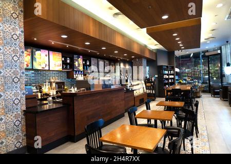 Café Starbucks tard dans la soirée sans personne. Banque D'Images