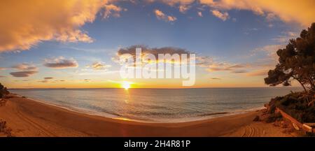 Montée de soleil à costa dorada, panorama.Belle mer, ciel bleu clair.Côte espagnole. Banque D'Images