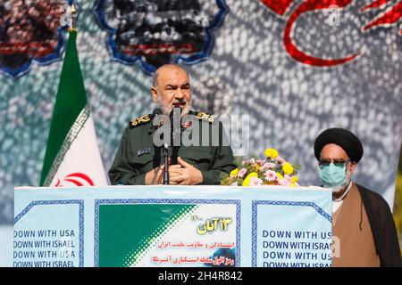 Le général Hossein salami, commandant du corps des Gardiens de la révolution islamique d'Iran (IRGC), s'adresse à la foule lors d'un rassemblement devant l'ancienne ambassade américaine commémorant l'anniversaire de sa saisie en 1979 à Téhéran, en Iran, le jeudi 4 novembre 2021.La prise de pouvoir de l'ambassade a déclenché une crise d'otages de 444 jours et une rupture des relations diplomatiques qui se poursuit jusqu'à ce jour.(Photo de Sobhan Farajvan / Pacific Press) Banque D'Images