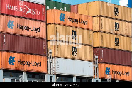 Le Havre, France - 29 juillet 2021 : conteneurs d'expédition colorés de Hapag Lloyd, MSC, Triton et Hambourg sur les quais du Havre, Normandie, France. Banque D'Images
