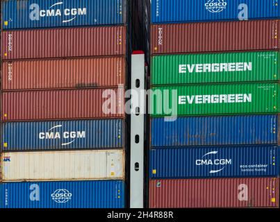 Le Havre, France - 29 juillet 2021 : conteneurs d'expédition de CMA CGM, Cosco Shipping, Evergreen et Triton sur les quais du Havre, Normandie, France. Banque D'Images