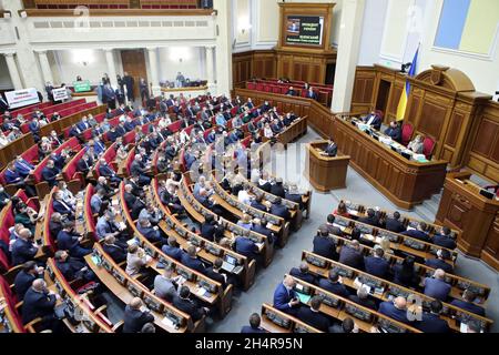 Non exclusif: KIEV, UKRAINE - 04 NOVEMBRE 2021 - les députés sont photographiés lors de la nomination d'Oleksii Reznikov au poste de ministre de la Défense de l'Ukraine à Th Banque D'Images