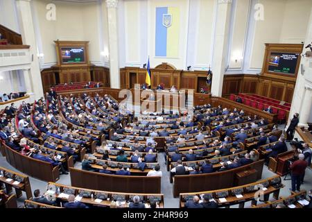 Non exclusif: KIEV, UKRAINE - 04 NOVEMBRE 2021 - les députés sont photographiés lors de la nomination d'Oleksii Reznikov au poste de ministre de la Défense de l'Ukraine à Th Banque D'Images