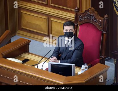Non exclusif: KIEV, UKRAINE - 04 NOVEMBRE 2021 - Président de l'Ukraine Volodymyr Zelenskyy est photographié lors de l'introduction d'un nouveau M Banque D'Images
