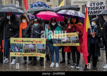 Berlin, Allemagne.04e novembre 2021.Les manifestants avec des signes Stop aux bombardements de la zone Tigray et No Fly à Tigray à Berlin, en Allemagne, le 04 novembre 2021.(Photo de Michael Kuenne/PRESSCOV/Sipa USA) crédit: SIPA USA/Alay Live News Banque D'Images