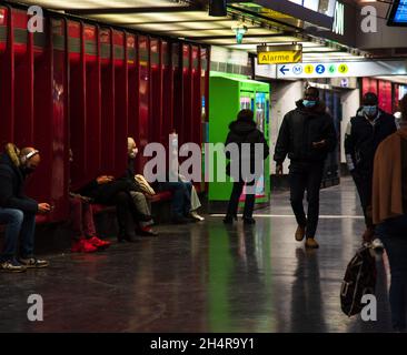 PARIS, FRANCE - 1 NOVEMBRE 2021 : personnes portant un masque de protection attendant un train de RER A à la gare Nation.Distance sociale et protection Banque D'Images