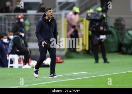 Sergio Conceicao, entraîneur en chef du FC Porto Yells lors du match du groupe B de la Ligue des champions de l'UEFA entre l'AC Milan et le FC Porto . Banque D'Images