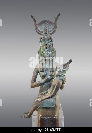 Ancienne figurine de cuivre égyptienne d'Isis Nursing Horus, 664-332 av. J.-C., Saqqara, Serapeum Memphis.Musée du Louvre N 5022.Salle Sully 643.L'EI est le droit au sein Banque D'Images