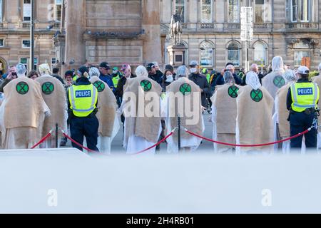 Glasgow, Écosse, Royaume-Uni.4 novembre 2021.COP26: Extinction rébellion "Preparing for Climate Wars" Silent Protest in George Square, Glasgow Credit: Kay Roxby/Alamy Live News Banque D'Images