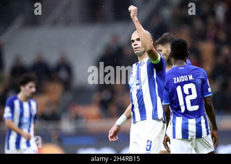 Pepe Kepler Laveran du FC Porto gestes lors du match de l'UEFA Champions League Group B entre l'AC Milan et le FC Porto . Banque D'Images