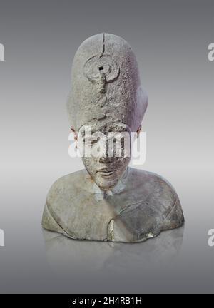 Statue égyptienne du roi Akhenaton, 1353–1336 av. J.-C., 18e dynastie, calcaire.Musée du Louvre inv E11076.Pharaon Akhenaten, aussi orthographié Echnato Banque D'Images