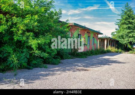 Bâtiment dans la zone abandonnée de l'ancienne base militaire de l'Armée de l'Air au sommet de Monte Calvarina, Roncà (Vérone) Italie Banque D'Images