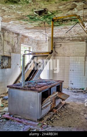 Cuisine dans la zone abandonnée de l'ancienne base militaire de l'Armée de l'Air au sommet de Monte Calvarina, Roncà (Vérone) Italie Banque D'Images