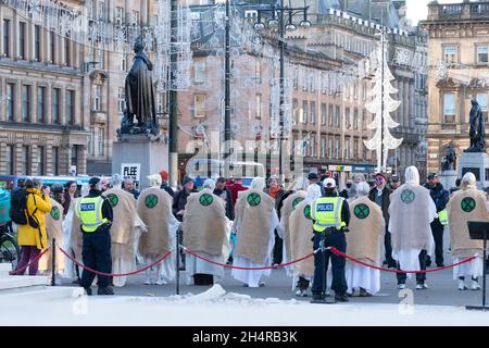 Glasgow, Écosse, Royaume-Uni.4 novembre 2021.COP26: Extinction rébellion "Preparing for Climate Wars" Silent Protest in George Square, Glasgow Credit: Kay Roxby/Alamy Live News Banque D'Images