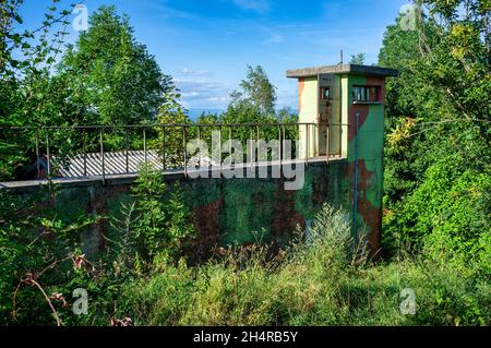 Tour de contrôle dans la zone abandonnée de l'ancienne base militaire de l'Armée de l'Air au sommet de Monte Calvarina, Roncà (Vérone) Italie Banque D'Images