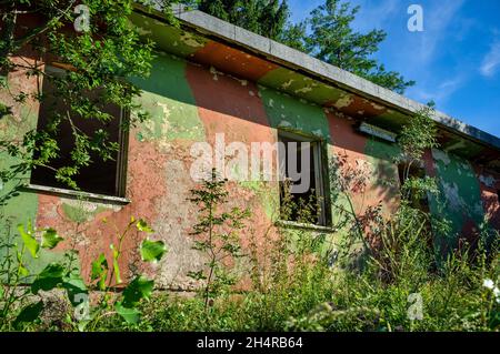 Bâtiment dans la zone abandonnée de l'ancienne base militaire de l'Armée de l'Air au sommet de Monte Calvarina, Roncà (Vérone) Italie Banque D'Images