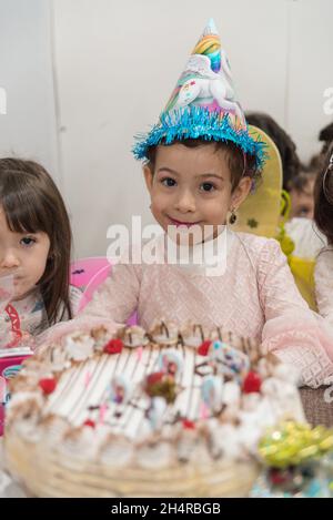 Portrait de petits enfants jouant des blocs colorés dans la salle de classe.Apprendre en jouant le concept d'étude de groupe d'éducation.International pup Banque D'Images