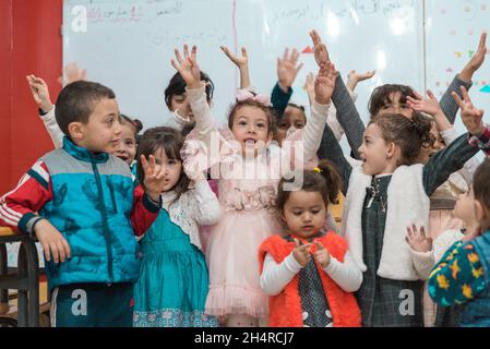 Portrait de petits enfants jouant des blocs colorés dans la salle de classe.Apprendre en jouant le concept d'étude de groupe d'éducation.International pup Banque D'Images