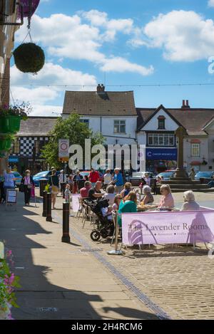 Knaresborough, vue en été des personnes assises aux tables de café de Market place, dans la pittoresque ville de Knaresborough, Angleterre, Royaume-Uni Banque D'Images