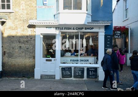 Le petit magasin de poisson et de puce queens Street southwold est anglia suffolk angleterre Royaume-Uni Banque D'Images