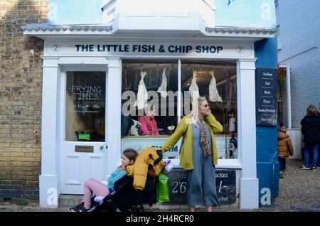 Le petit magasin de poisson et de puce queens Street southwold est anglia suffolk angleterre Royaume-Uni Banque D'Images