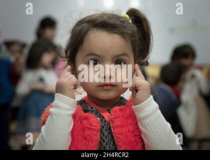 Portrait de petits enfants jouant des blocs colorés dans la salle de classe.Apprendre en jouant le concept d'étude de groupe d'éducation.International pup Banque D'Images