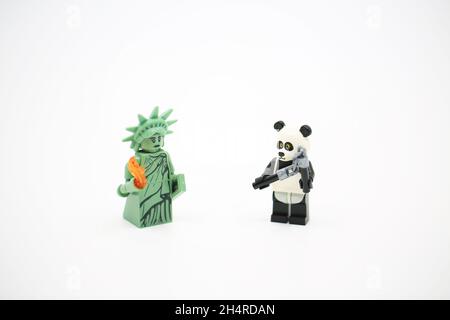 Hong Kong -2 octobre 2021 . le statut de liberté et le panda s'habillant l'un contre l'autre.Legos sont une ligne populaire mais de plastique de construction jouets homme Banque D'Images