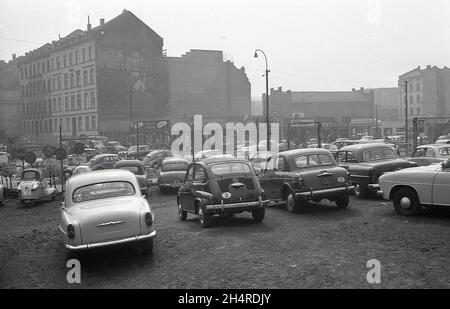Années 1960, historique, dans une zone d'une ville, peut-être Francfort, Allemagne, voitures garées dans un parking d'occasion, la plupart avec l'autocollant D allemand (Deutschland) sur et sans plaque d'immatriculation. Banque D'Images