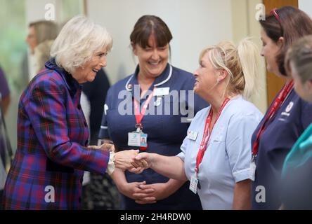 La duchesse de Cornwall (à gauche) rencontre son personnel lors de sa visite à l'Hospice St Wilfred d'Eastbourne, à l'occasion de son 40e anniversaire.Date de la photo: Jeudi 4 novembre 2021. Banque D'Images