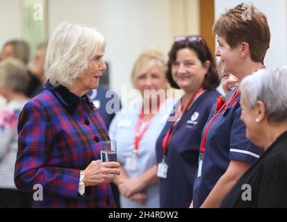 La duchesse de Cornwall (à gauche) rencontre son personnel lors de sa visite à l'Hospice St Wilfred d'Eastbourne, à l'occasion de son 40e anniversaire.Date de la photo: Jeudi 4 novembre 2021. Banque D'Images