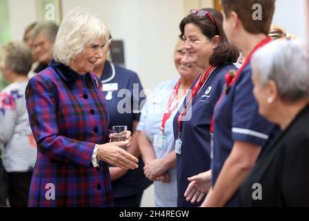 La duchesse de Cornwall (à gauche) rencontre son personnel lors de sa visite à l'Hospice St Wilfred d'Eastbourne, à l'occasion de son 40e anniversaire.Date de la photo: Jeudi 4 novembre 2021. Banque D'Images