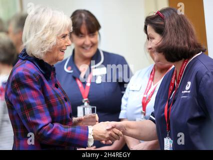 La duchesse de Cornwall (à gauche) rencontre son personnel lors de sa visite à l'Hospice St Wilfred d'Eastbourne, à l'occasion de son 40e anniversaire.Date de la photo: Jeudi 4 novembre 2021. Banque D'Images