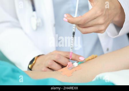 Les mains des médecins placent le compte-gouttes dans la main des patients Banque D'Images